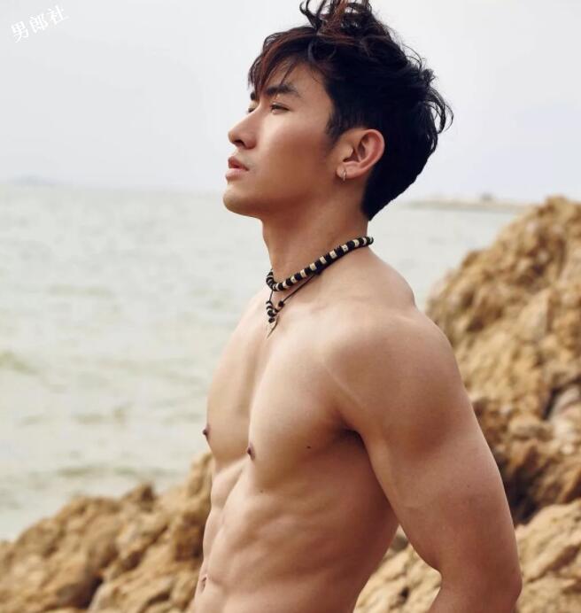 看点∣帅气空少被“壁.咚”，肌肉天菜小狼狗攻气满满！ - 51虹马