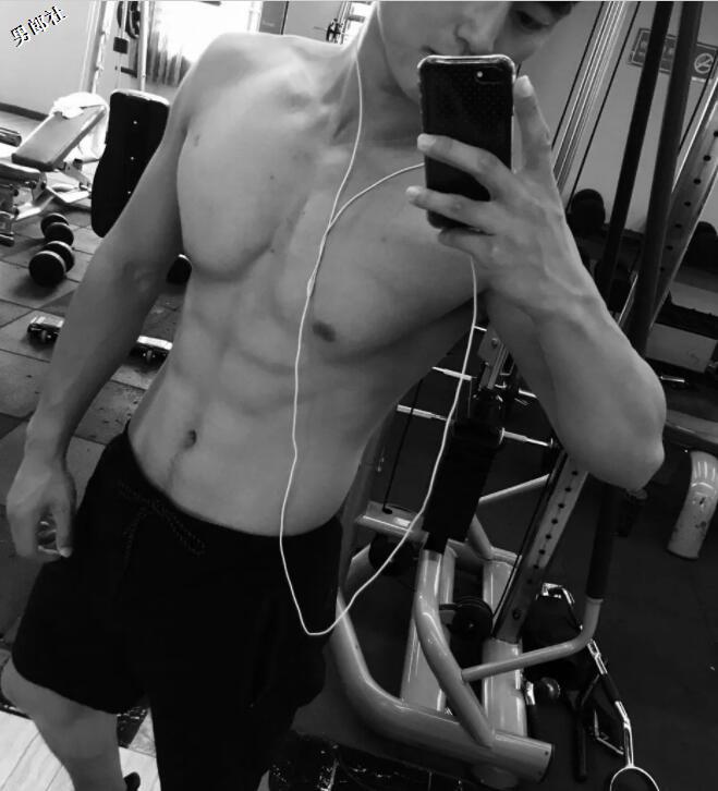 延安大学95后男生脱掉衣服的公狗腰太惊人了-51虹马