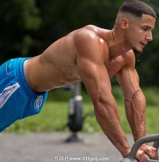 男版维密现场公狗腰男模脱裤，心机上位？ - 51虹马