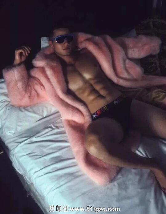 男版维密现场公狗腰男模脱裤，心机上位？ - 51虹马