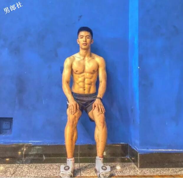 体院男生躺在地上拆快递,短裤亮了看点十足!!!-51虹马