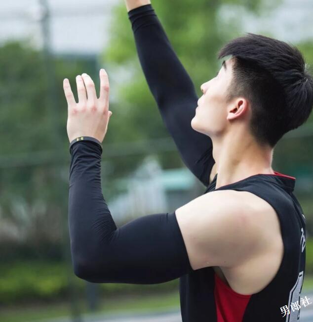 看点∣被按住堵嘴又掀衣！健身筋肉小狼狗，颜值能打身材扛造！-51虹马