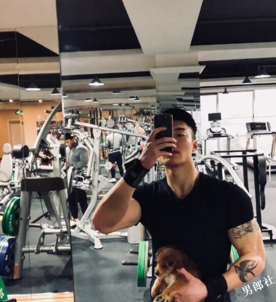 看点∣被按住堵嘴又掀衣!健身筋肉小狼狗,颜值能打身材扛造! - 51虹马 看点∣被按住堵嘴又掀衣!健身筋肉小狼狗,颜值能打身材扛造! - 51虹马