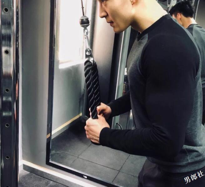 看点∣被按住堵嘴又掀衣！健身筋肉小狼狗，颜值能打身材扛造！ - 51虹马