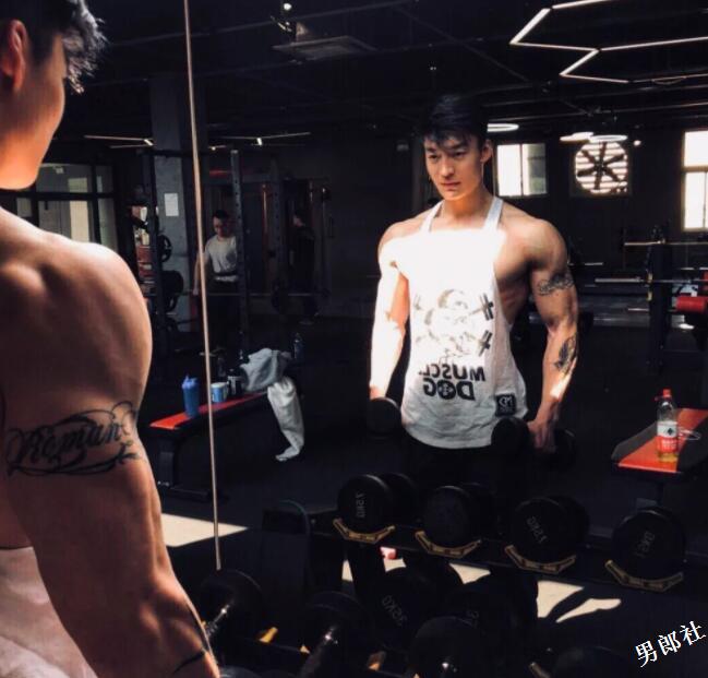 看点∣被按住堵嘴又掀衣！健身筋肉小狼狗，颜值能打身材扛造！ - 51虹马