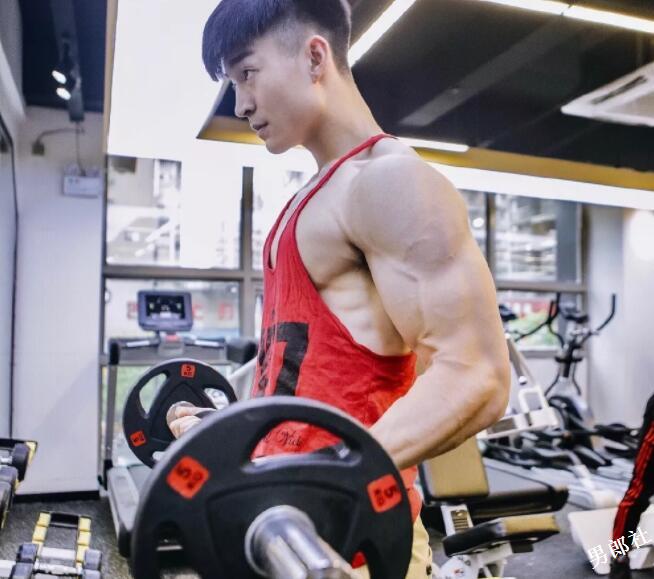 看点∣被按住堵嘴又掀衣！健身筋肉小狼狗，颜值能打身材扛造！ - 51虹马