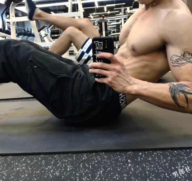 看点∣被按住堵嘴又掀衣！健身筋肉小狼狗，颜值能打身材扛造！ - 51虹马