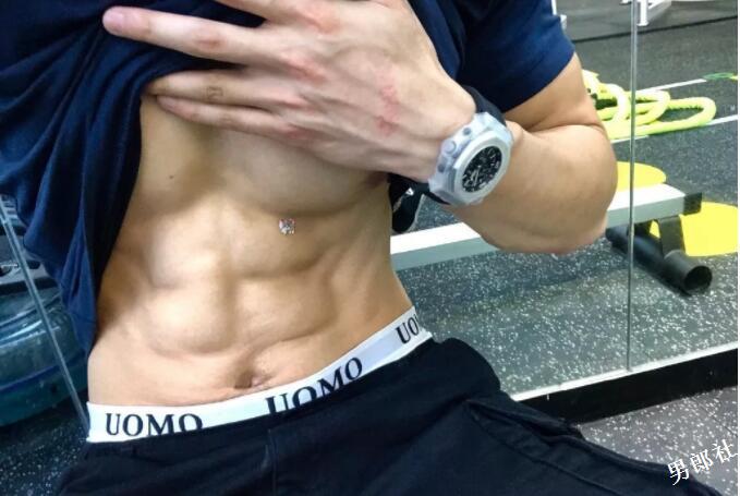 看点∣被按住堵嘴又掀衣！健身筋肉小狼狗，颜值能打身材扛造！ - 51虹马