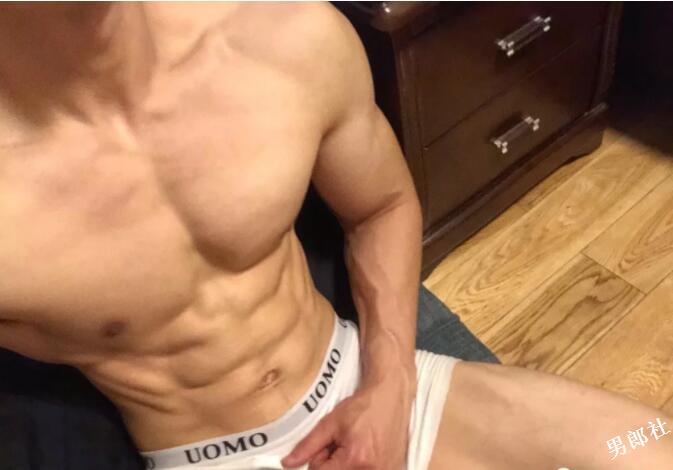 看点∣被按住堵嘴又掀衣！健身筋肉小狼狗，颜值能打身材扛造！ - 51虹马