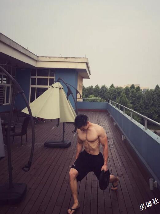 看点∣被按住堵嘴又掀衣!健身筋肉小狼狗,颜值能打身材扛造! - 51虹马 看点∣被按住堵嘴又掀衣!健身筋肉小狼狗,颜值能打身材扛造! - 51虹马