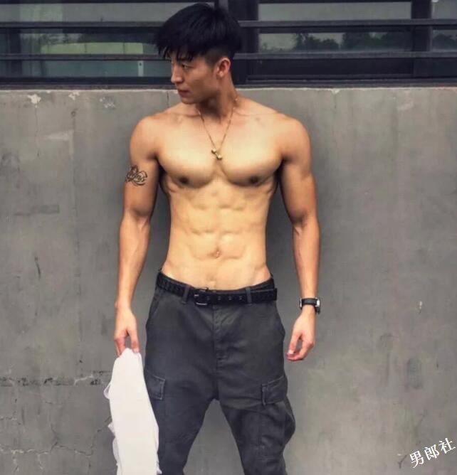 看点∣被按住堵嘴又掀衣！健身筋肉小狼狗，颜值能打身材扛造！ - 51虹马