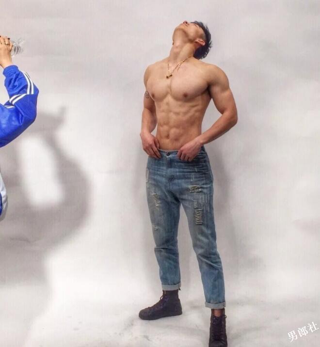 看点∣被按住堵嘴又掀衣！健身筋肉小狼狗，颜值能打身材扛造！ - 51虹马