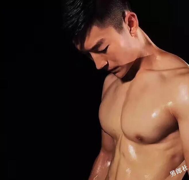 看点∣被按住堵嘴又掀衣！健身筋肉小狼狗，颜值能打身材扛造！ - 51虹马