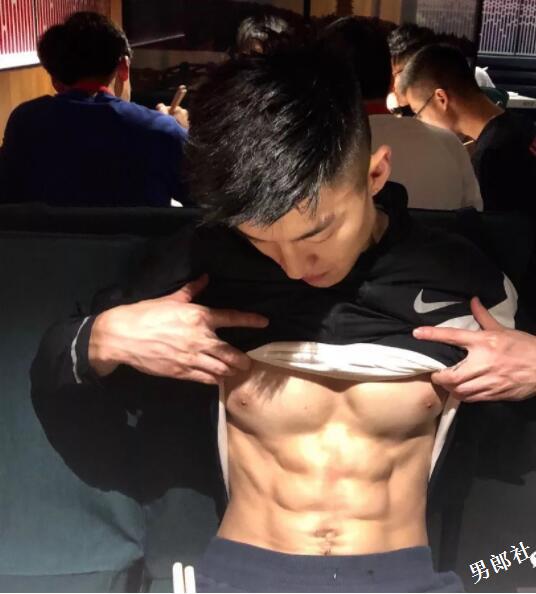 看点∣被按住堵嘴又掀衣！健身筋肉小狼狗，颜值能打身材扛造！ - 51虹马