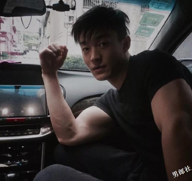 看点∣被按住堵嘴又掀衣!健身筋肉小狼狗,颜值能打身材扛造! - 51虹马 看点∣被按住堵嘴又掀衣!健身筋肉小狼狗,颜值能打身材扛造! - 51虹马