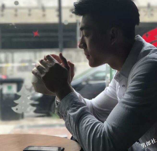 看点∣被按住堵嘴又掀衣！健身筋肉小狼狗，颜值能打身材扛造！ - 51虹马