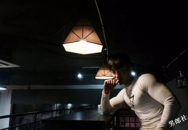 看点∣被按住堵嘴又掀衣!健身筋肉小狼狗,颜值能打身材扛造! - 51虹马 看点∣被按住堵嘴又掀衣!健身筋肉小狼狗,颜值能打身材扛造! - 51虹马