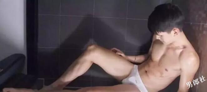 野性小狼狗撞脸昊然老公？泳池边小泳裤藏凶器？ - 51虹马