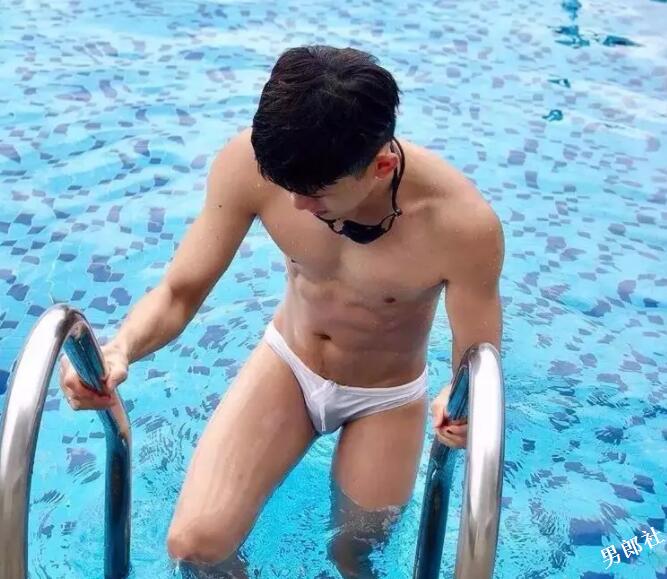 野性小狼狗撞脸昊然老公？泳池边小泳裤藏凶器？ - 51虹马