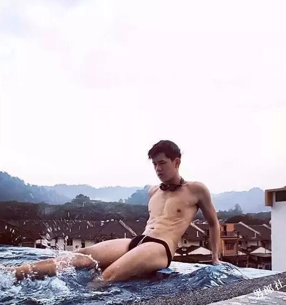 野性小狼狗撞脸昊然老公？泳池边小泳裤藏凶器？ - 51虹马