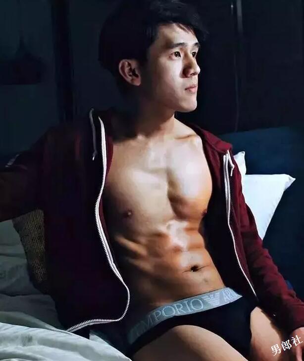 野性小狼狗撞脸昊然老公？泳池边小泳裤藏凶器？ - 51虹马