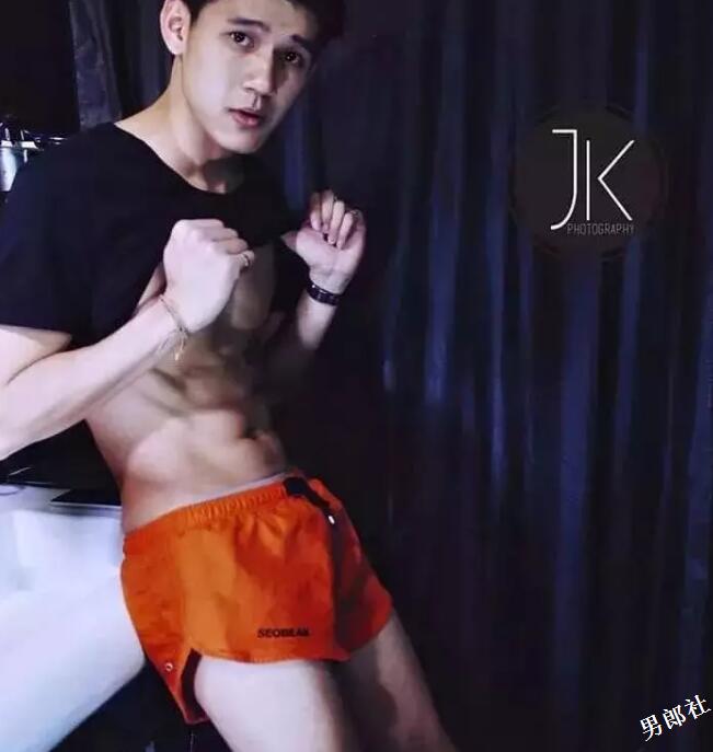 野性小狼狗撞脸昊然老公？泳池边小泳裤藏凶器？ - 51虹马