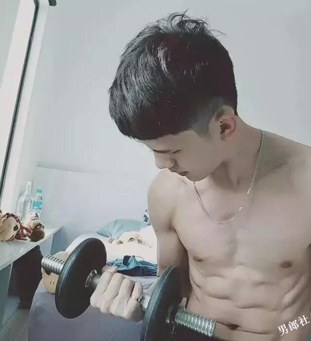 野性小狼狗撞脸昊然老公？泳池边小泳裤藏凶器？ - 51虹马