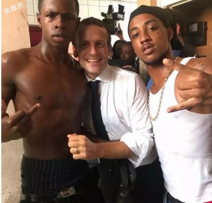 法国总统马克龙躺黑人肌肉小伙怀里拍照被疑是Gay - 51虹马