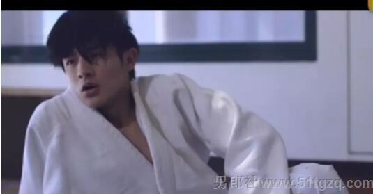 他被自己暗恋的同学，压的无法动弹（颜值很高） - 51虹马