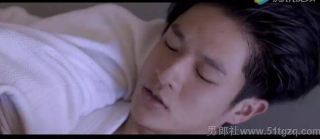 他被自己暗恋的同学，压的无法动弹（颜值很高） - 51虹马