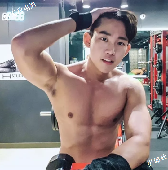 嗜泳裤如命的筋肉模特超性感！盯档猫网友都说他尺寸良心！ - 51虹马