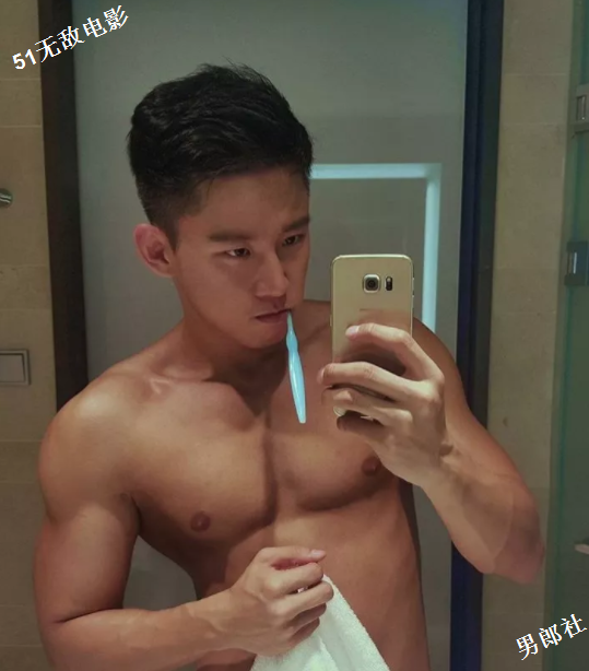 嗜泳裤如命的筋肉模特超性感！盯档猫网友都说他尺寸良心！ - 51虹马