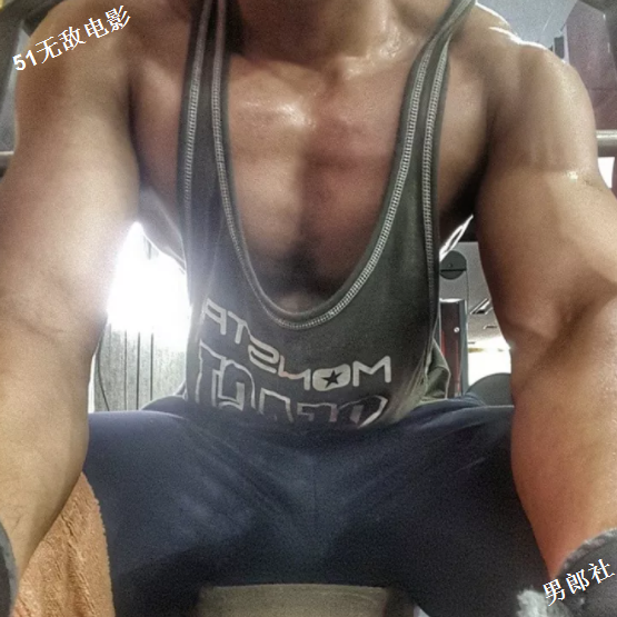 嗜泳裤如命的筋肉模特超性感！盯档猫网友都说他尺寸良心！ - 51虹马