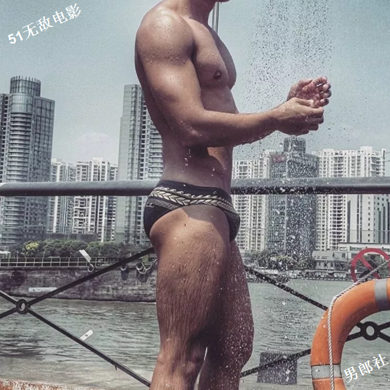 嗜泳裤如命的筋肉模特超性感！盯档猫网友都说他尺寸良心！ - 51虹马