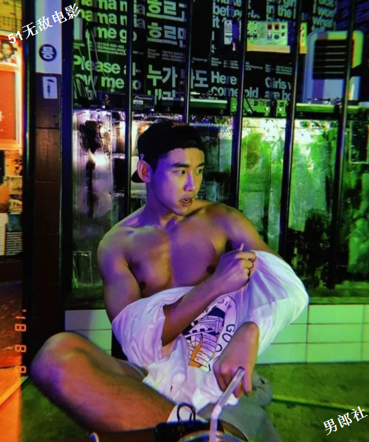 嗜泳裤如命的筋肉模特超性感！盯档猫网友都说他尺寸良心！ - 51虹马