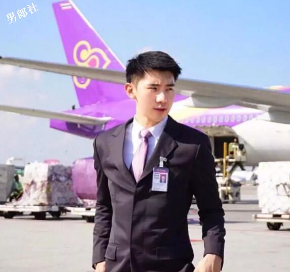 帅气正装空少，憨萌直小奶狗，粉嫩胸肌大长腿超吸睛！ - 51虹马