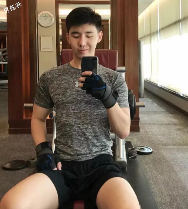 帅气正装空少，憨萌直小奶狗，粉嫩胸肌大长腿超吸睛！ - 51虹马