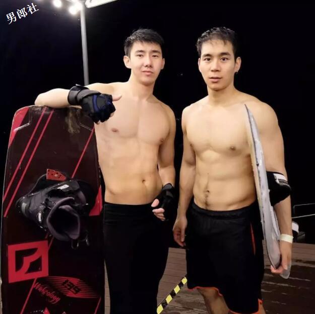 帅气正装空少，憨萌直小奶狗，粉嫩胸肌大长腿超吸睛！ - 51虹马