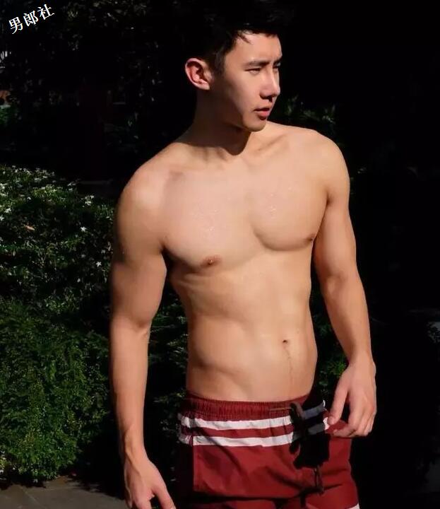 帅气正装空少，憨萌直小奶狗，粉嫩胸肌大长腿超吸睛！ - 51虹马