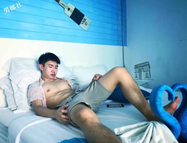 帅气正装空少，憨萌直小奶狗，粉嫩胸肌大长腿超吸睛！ - 51虹马