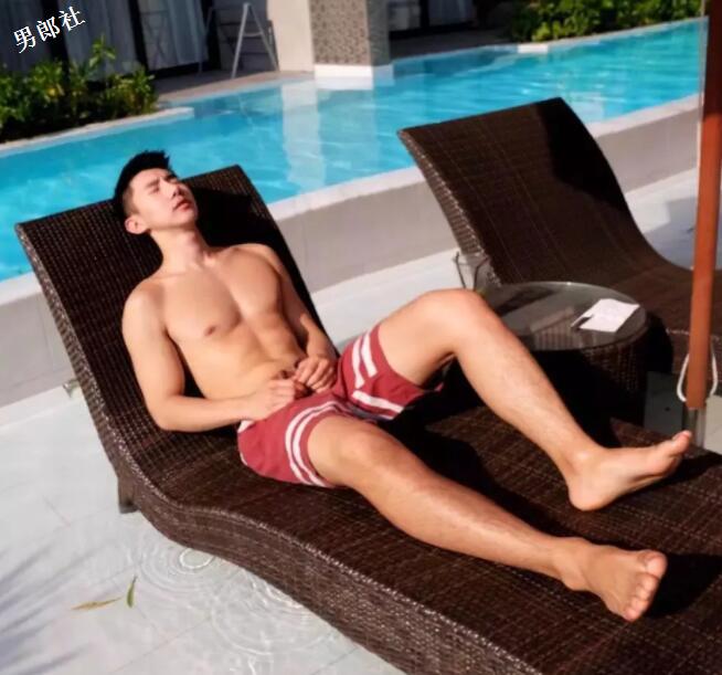 帅气正装空少，憨萌直小奶狗，粉嫩胸肌大长腿超吸睛！ - 51虹马