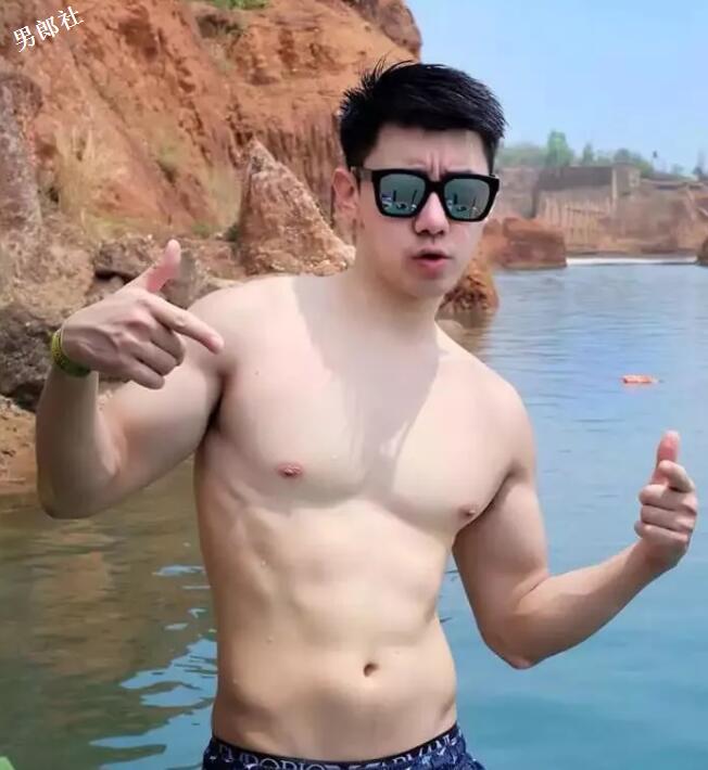 帅气正装空少，憨萌直小奶狗，粉嫩胸肌大长腿超吸睛！ - 51虹马