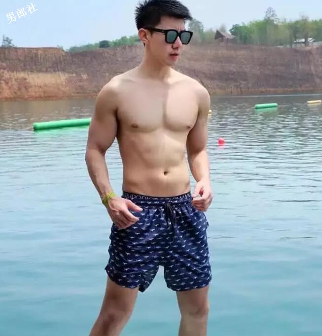 帅气正装空少，憨萌直小奶狗，粉嫩胸肌大长腿超吸睛！ - 51虹马