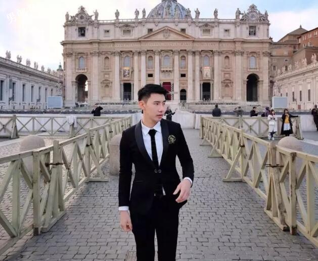 帅气正装空少，憨萌直小奶狗，粉嫩胸肌大长腿超吸睛！ - 51虹马