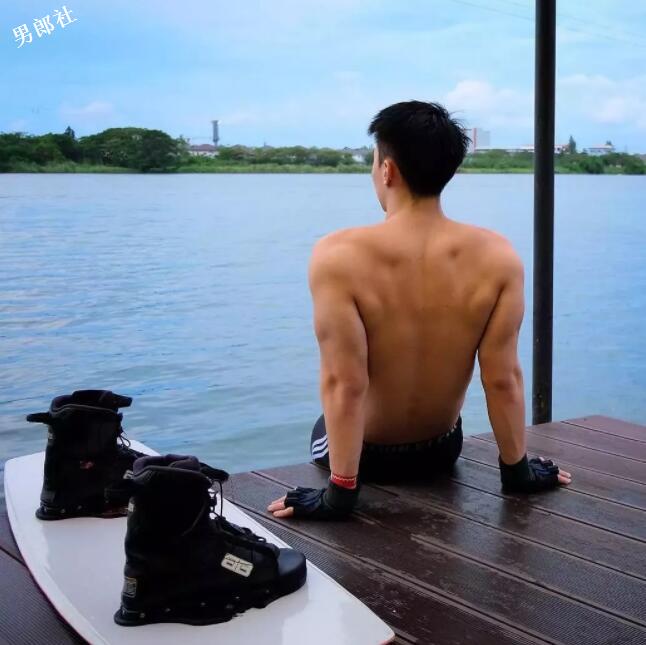 帅气正装空少，憨萌直小奶狗，粉嫩胸肌大长腿超吸睛！ - 51虹马