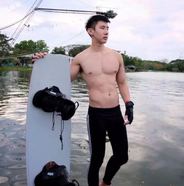 帅气正装空少，憨萌直小奶狗，粉嫩胸肌大长腿超吸睛！ - 51虹马