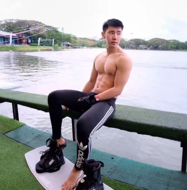 帅气正装空少，憨萌直小奶狗，粉嫩胸肌大长腿超吸睛！ - 51虹马