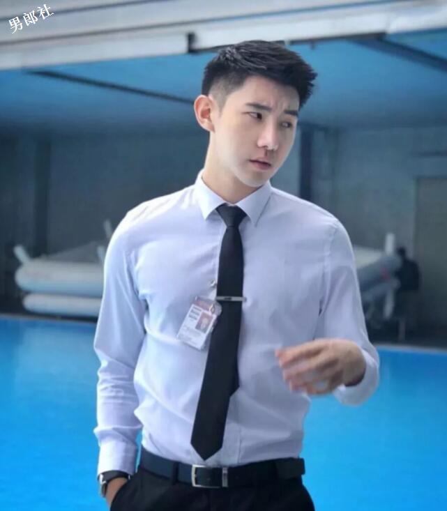 帅气正装空少，憨萌直小奶狗，粉嫩胸肌大长腿超吸睛！ - 51虹马