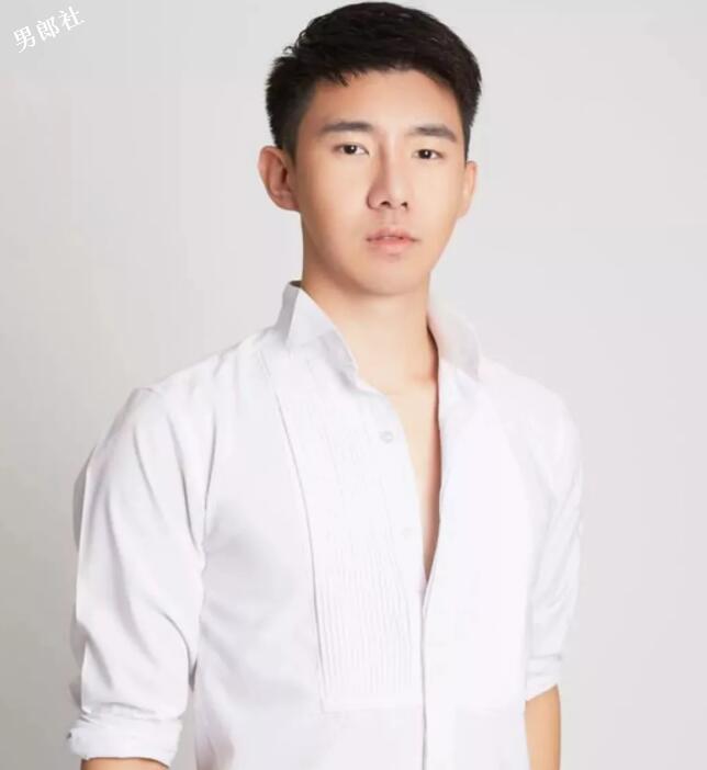 帅气正装空少，憨萌直小奶狗，粉嫩胸肌大长腿超吸睛！ - 51虹马