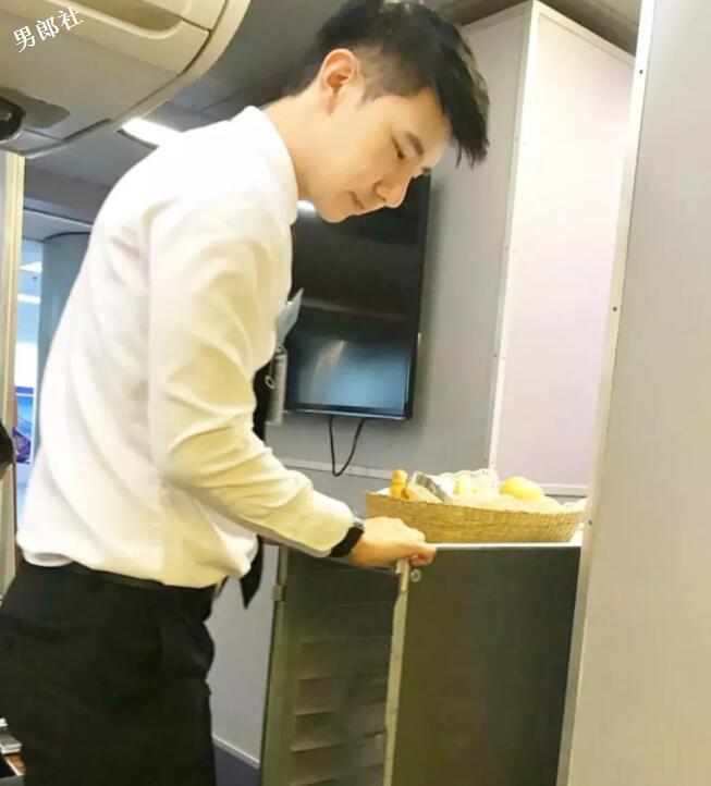 帅气正装空少，憨萌直小奶狗，粉嫩胸肌大长腿超吸睛！ - 51虹马